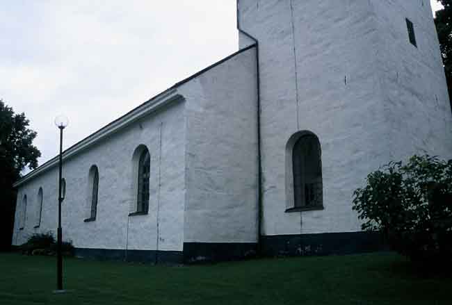 Östra Ämterviks kyrka från nordost.