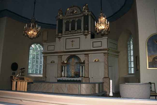 Altare, altarprydnad och kororgel.