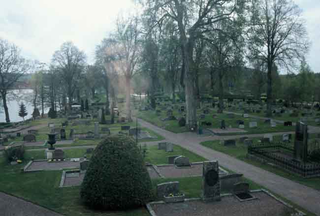 Kyrkogården öster om kyrkan.
