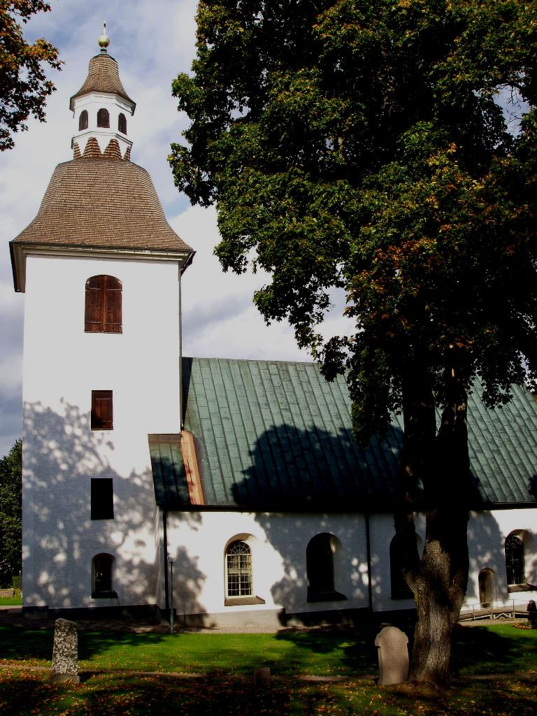 Åsbo kyrka från söder.