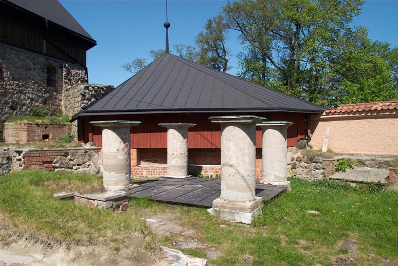 Det s.k. herreköket med de kolonner som uppburit spiskåpan. Bakom Gustav Vasas kanonrondell.
