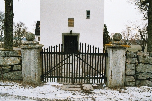 Rackeby kyrka. Kyrkogårdens huvudingång i väster. Neg.nr 03/119:23