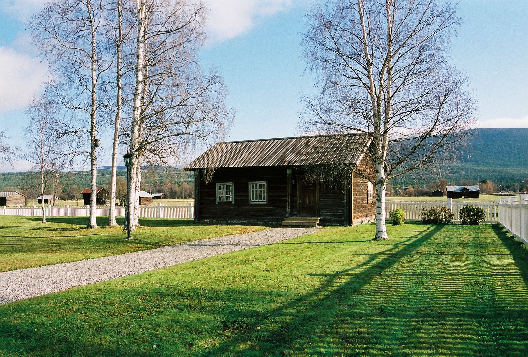 Vemdalens kyrkogård, kyrkstugan. 


Martin Lagergren & Emelie Petersson från Jamtli inventerade kyrkan mellan 2004-2005, de är också fotografer till bilderna. 