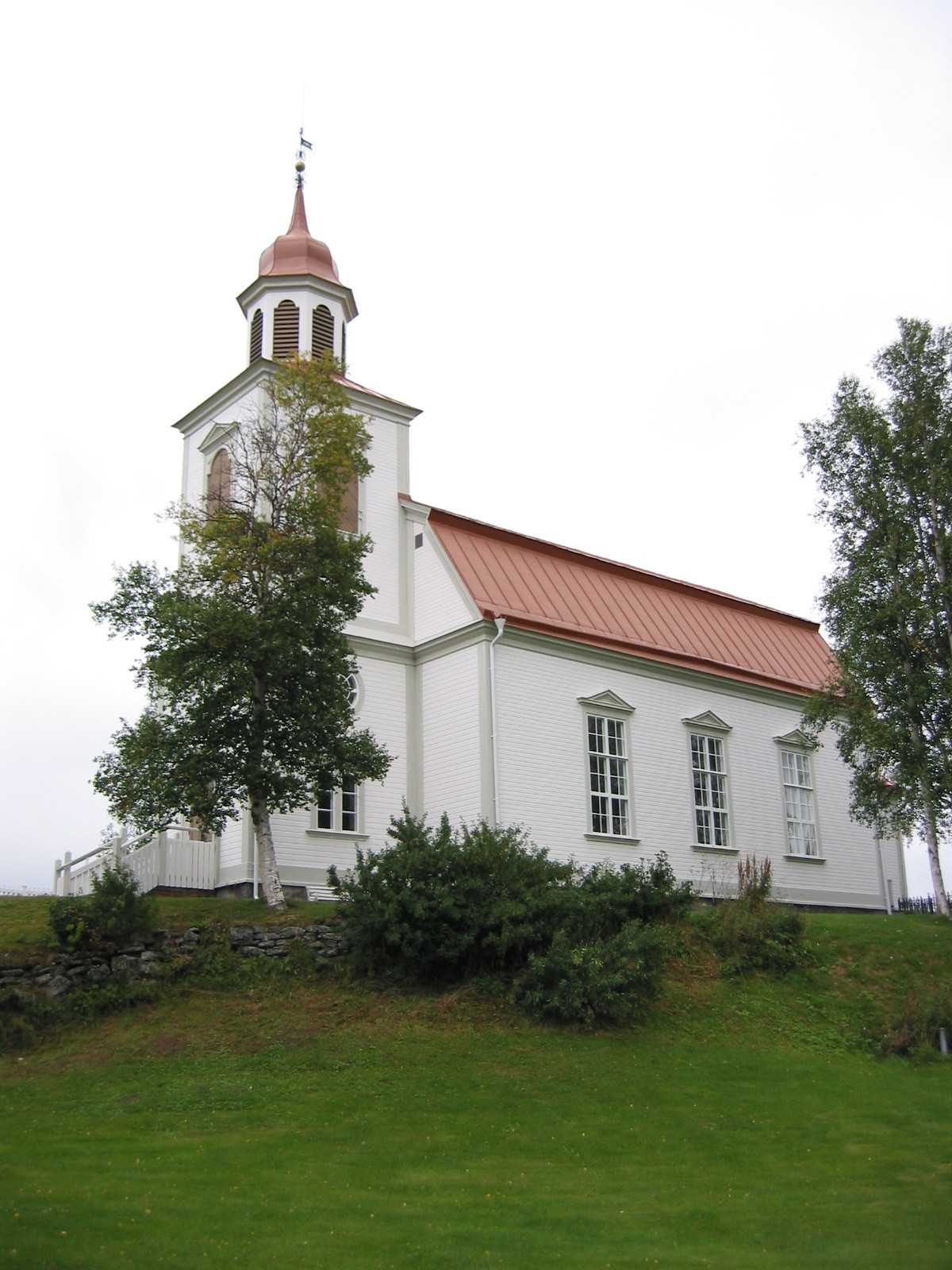 Ljusnedals kyrka med omgivande kyrkotomt. Vy från sydväst. 