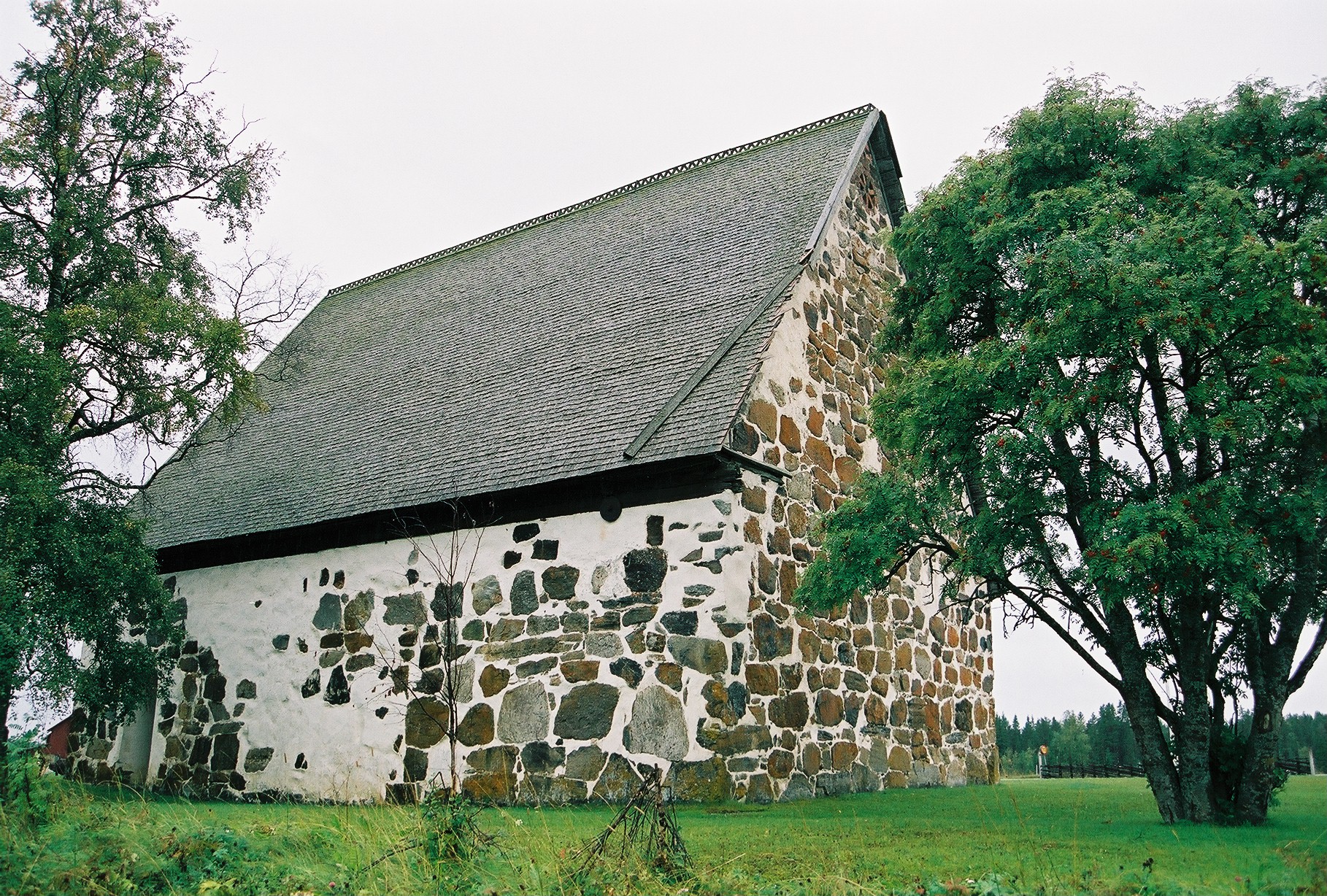 Marby gamla kyrka, norra fasaden, vy från nordöst.  


Bilderna är tagna av Christina Persson & Isa Lindkvist, bebyggelseantikvarier vid Jämtlands läns museum, i samband med inventeringen, 2005-2006.