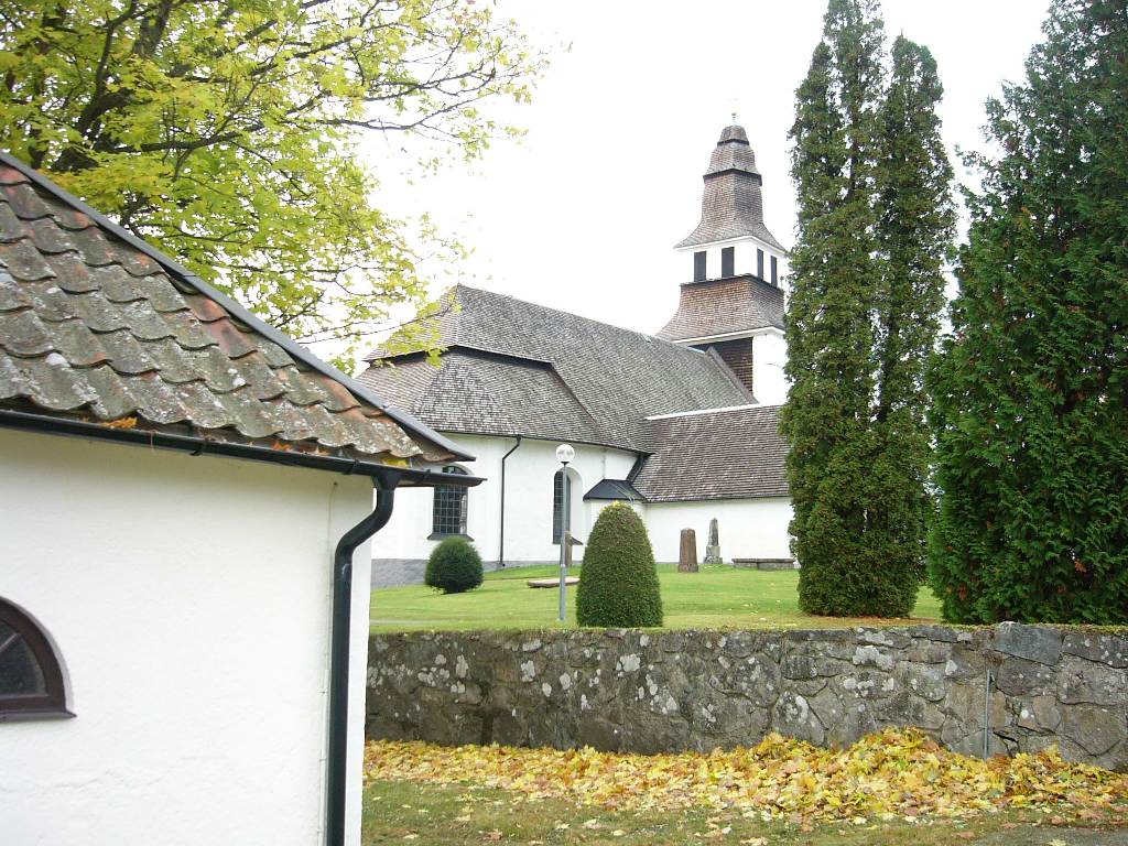 Kristbergs kyrka och kyrkstallarna nordöst.
