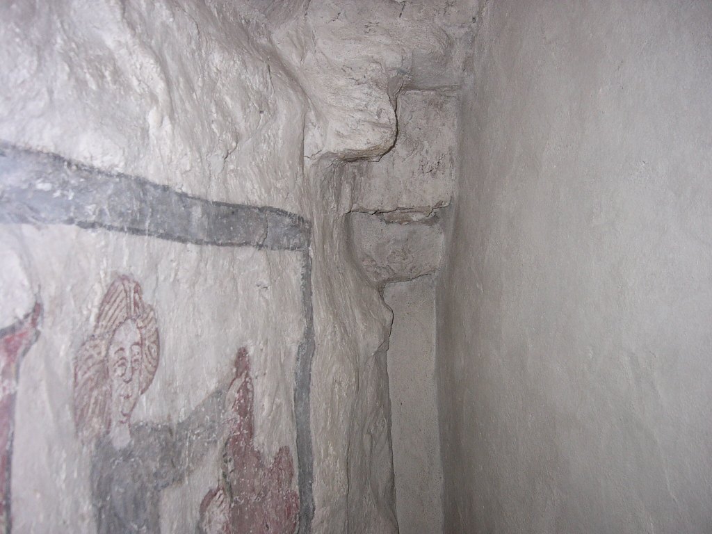 Tjällmo kyrka, fragment av 1400-tals kalkmålningar i fönsternischen på västra muren.