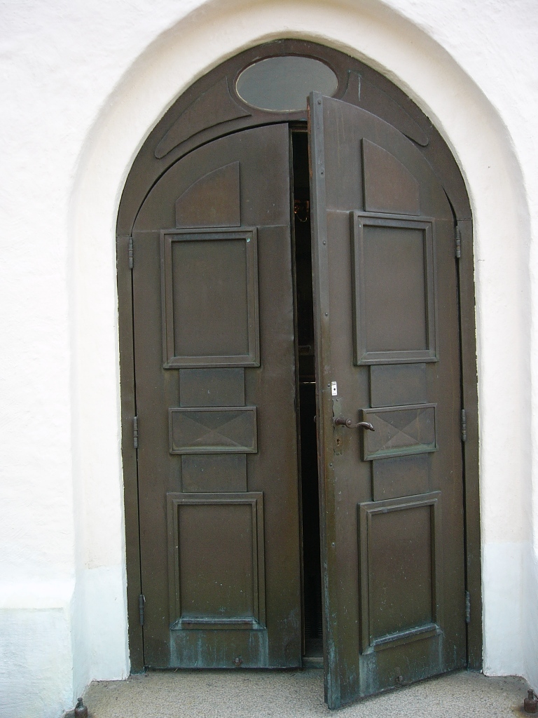 Vinnerstads kyrka, dörr från 1952 års renovering.
