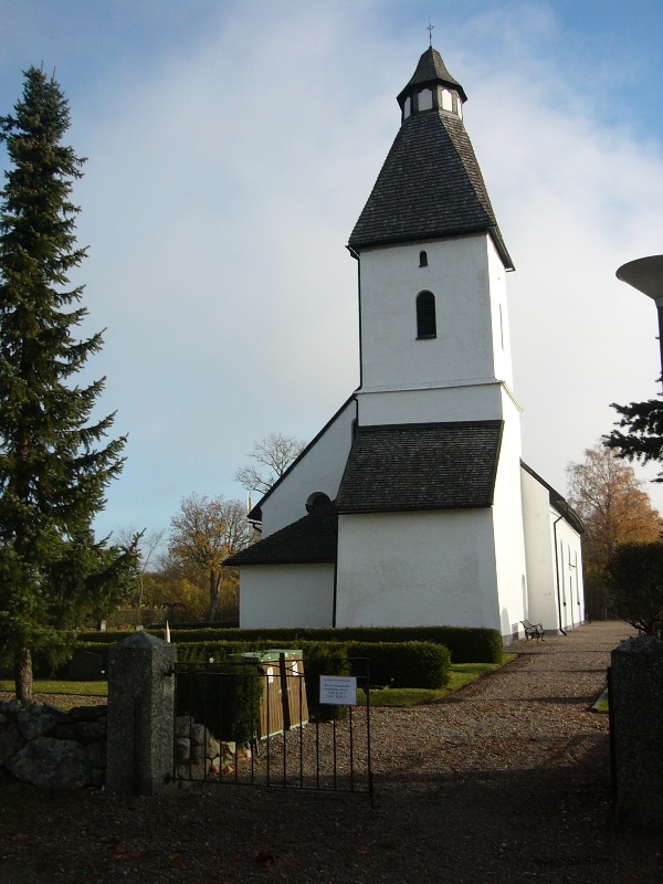 Kyrkan från väst.