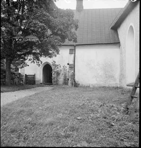 Österhaninge kyrka (Sankta Gertruds kyrka), sakristia och gravkor mot väster