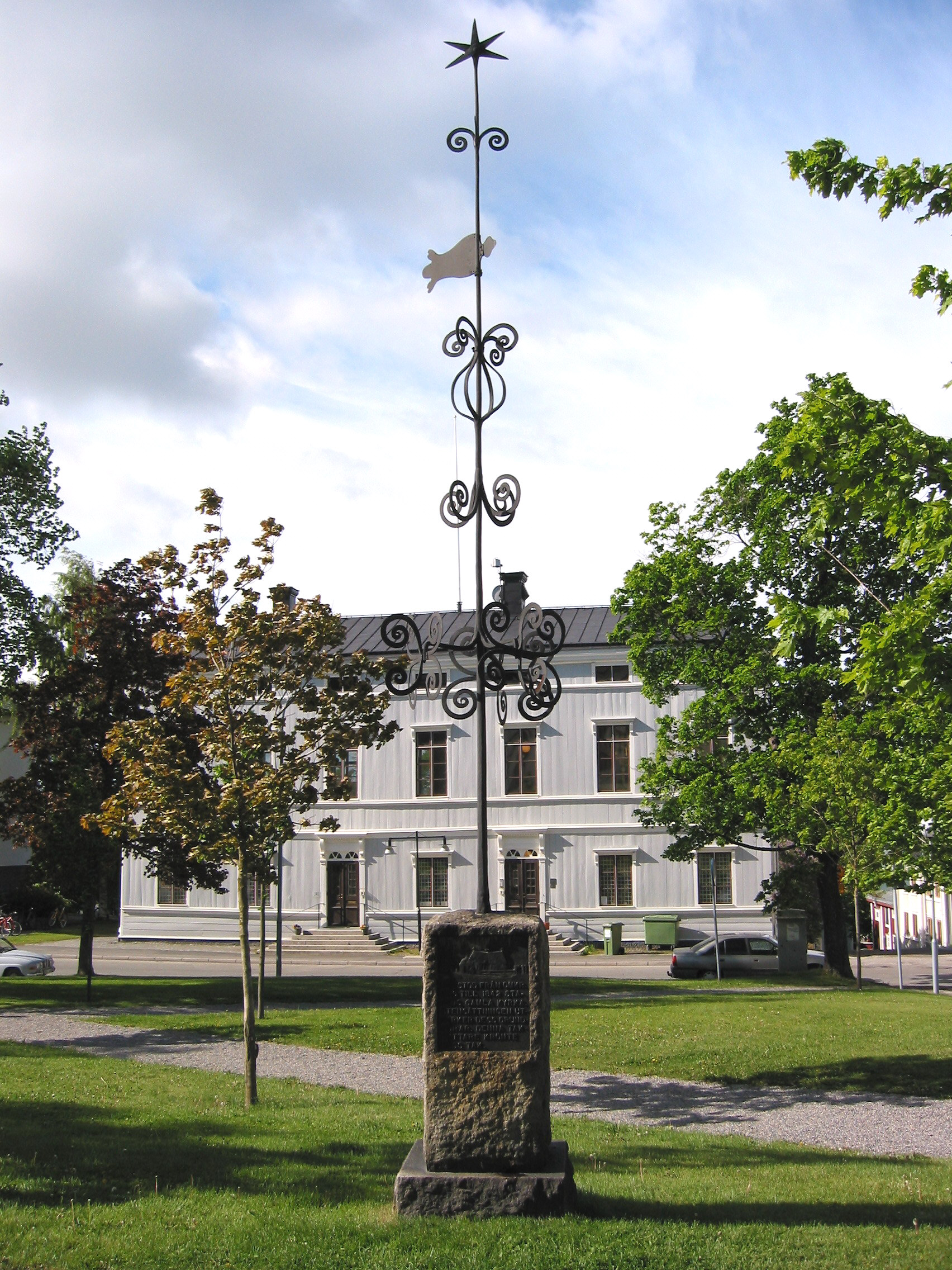 Härnösands Domkyrka, kyrkotomten, Gamla kyrkans takryttare står staty i sydväst. 


