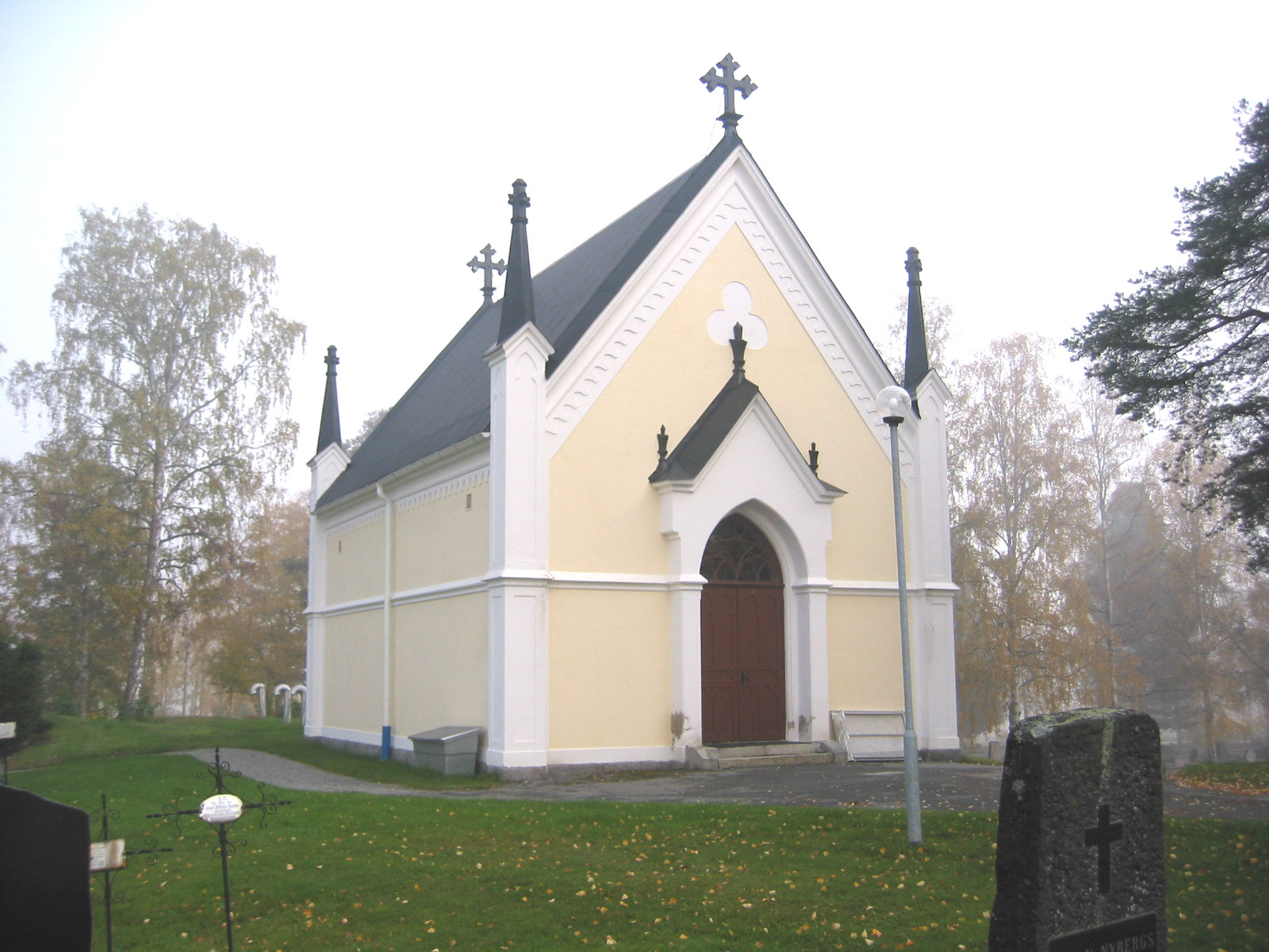 Ytterlännäs nya kyrkas kyrkogård, gravkapellet, vy från nordväst. 

Gravkapellet ligger i östra delen av kyrkogården. Det är ett putsat, goticerat, gravkapell från ca 1880.