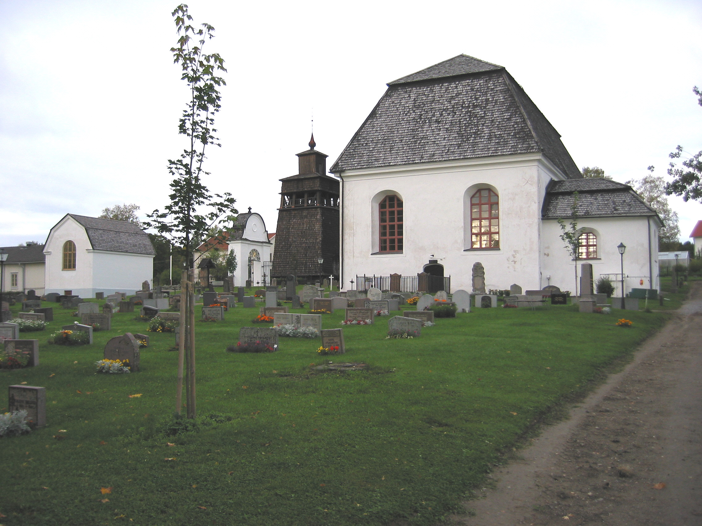 Attmar kyrka med omgivande kyrkogård, samt gravkapell & klockstapel. Vy från nordöst. 