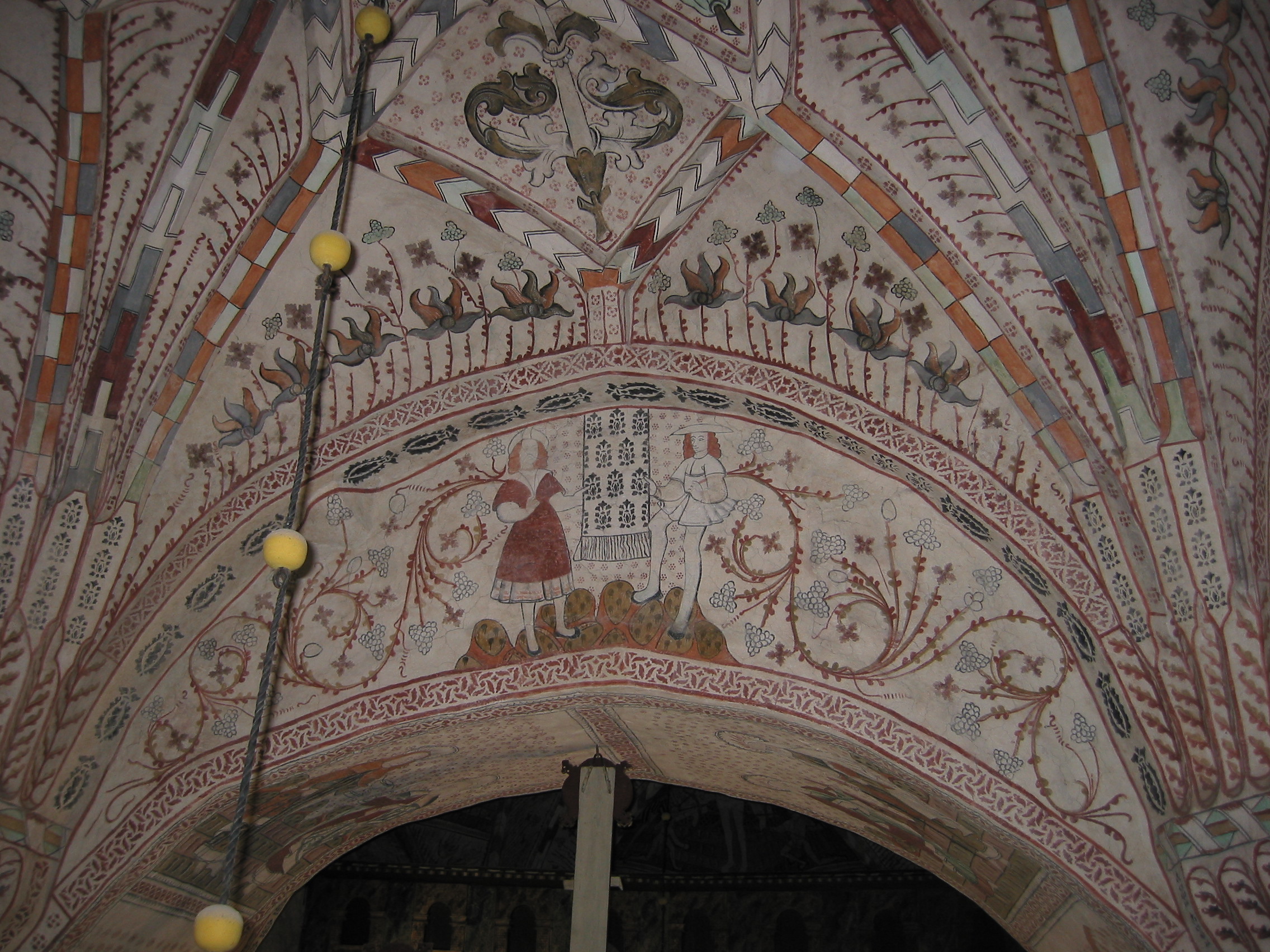 Alnö gamla kyrka, interiör, kyrkorummet, takmålningar, triumfbågen mot koret.