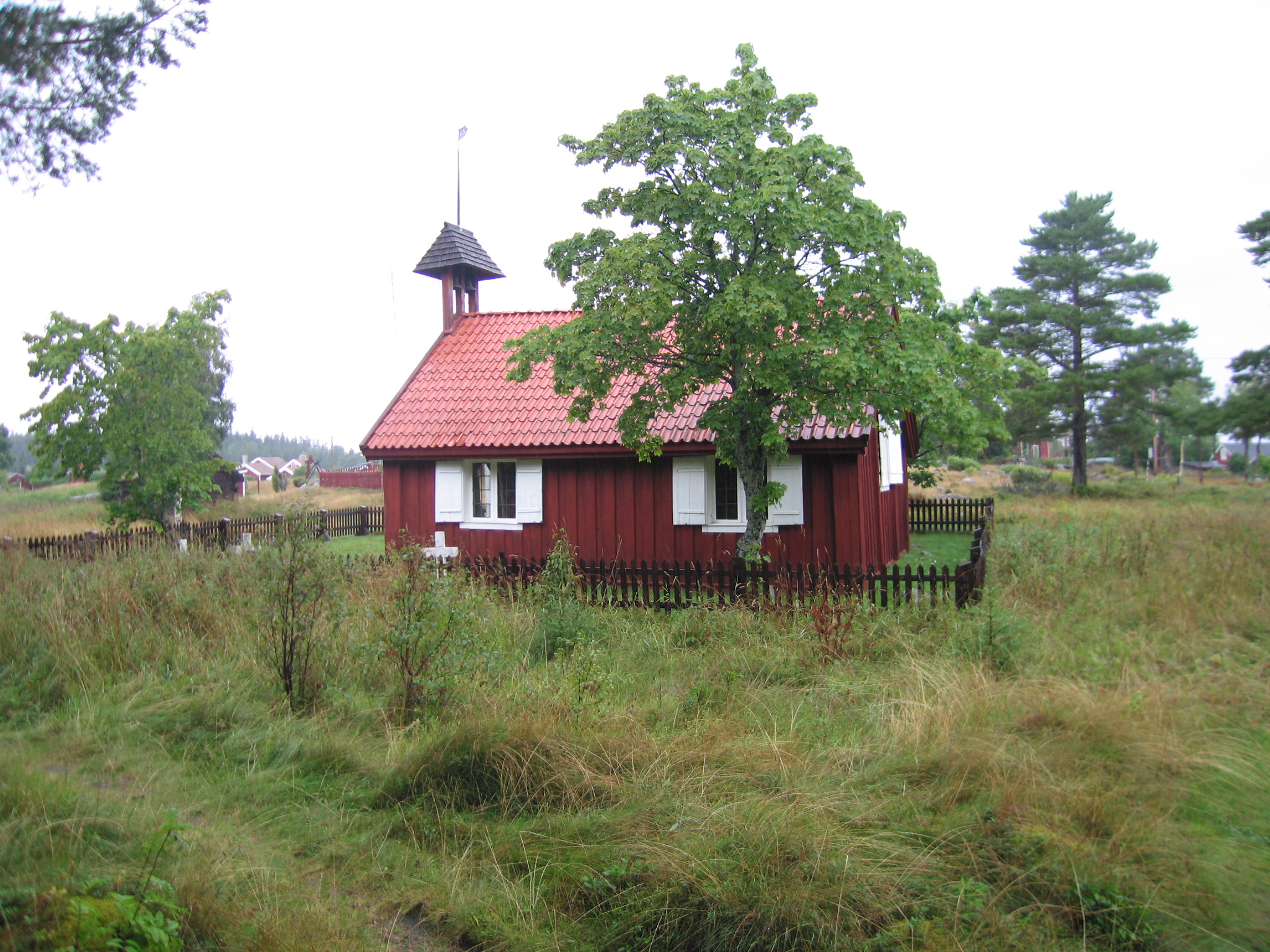 Bremö kapell med omgivande kyrkotomt, vy från sydöst. 
