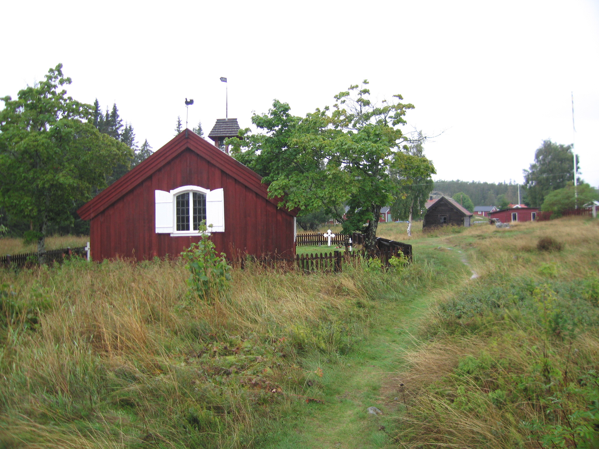Bremö kapell med omgivande kyrkotomt, vy från nordöst.