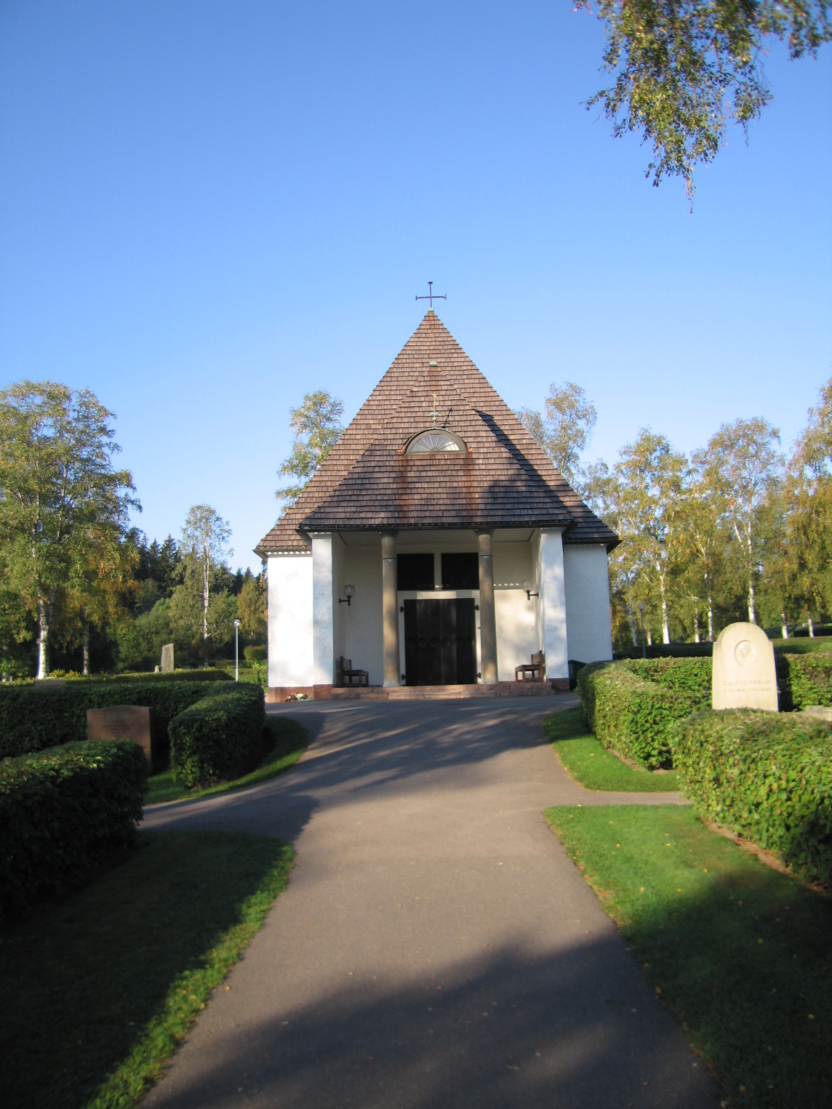 Bydalens gravkapell med omgivande kyrkogård/ Bydalens skogskyrkogård. 