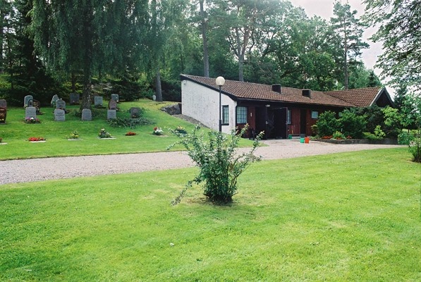 Bårhus och vaktmästarkontor på Ale-Skövdes utvidgade kyrkogård, från NÖ.