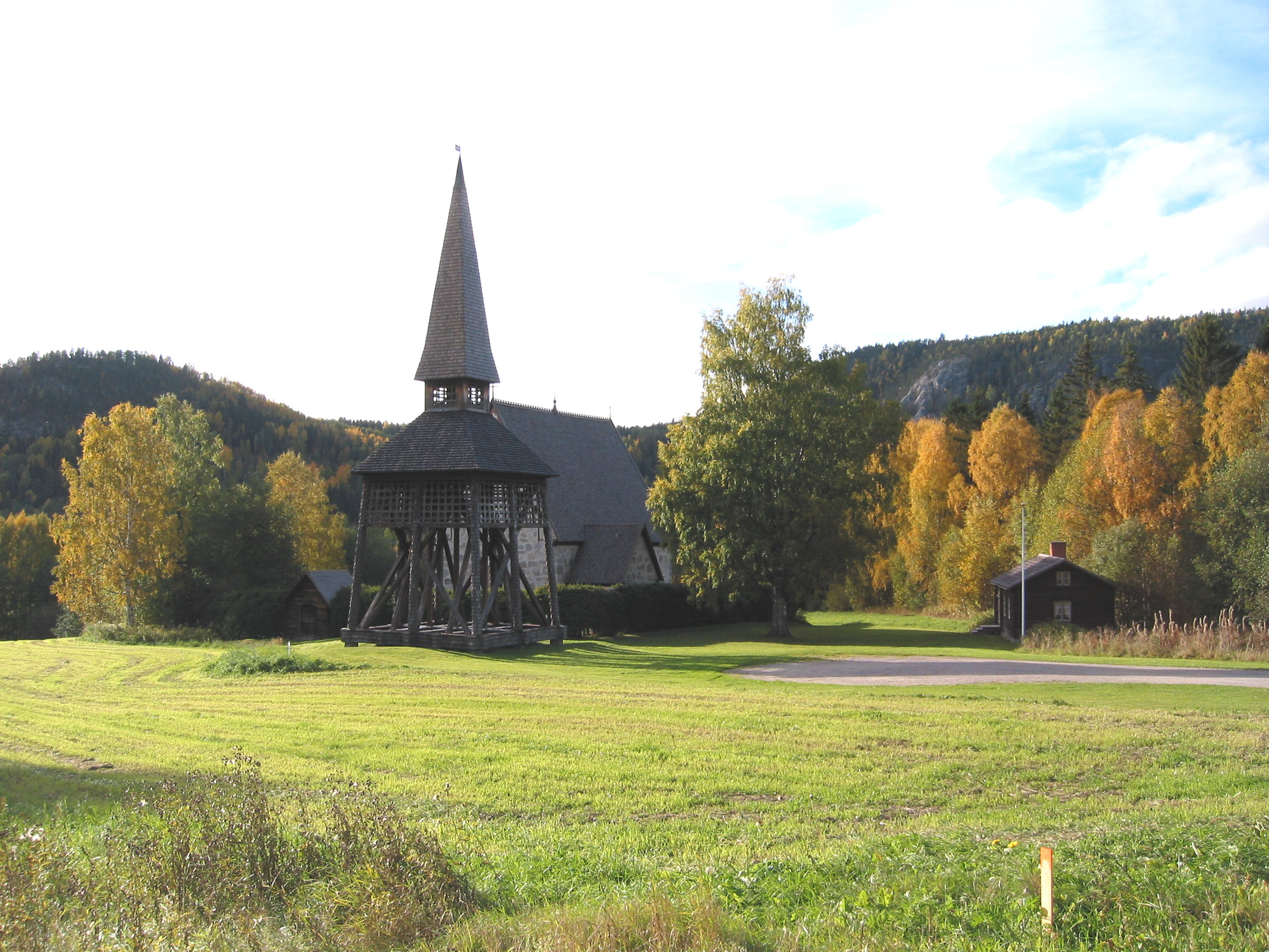 Lidens gamla kyrka med omgivande kyrkotomt samt klockstapeln, vy från nordöst. 
