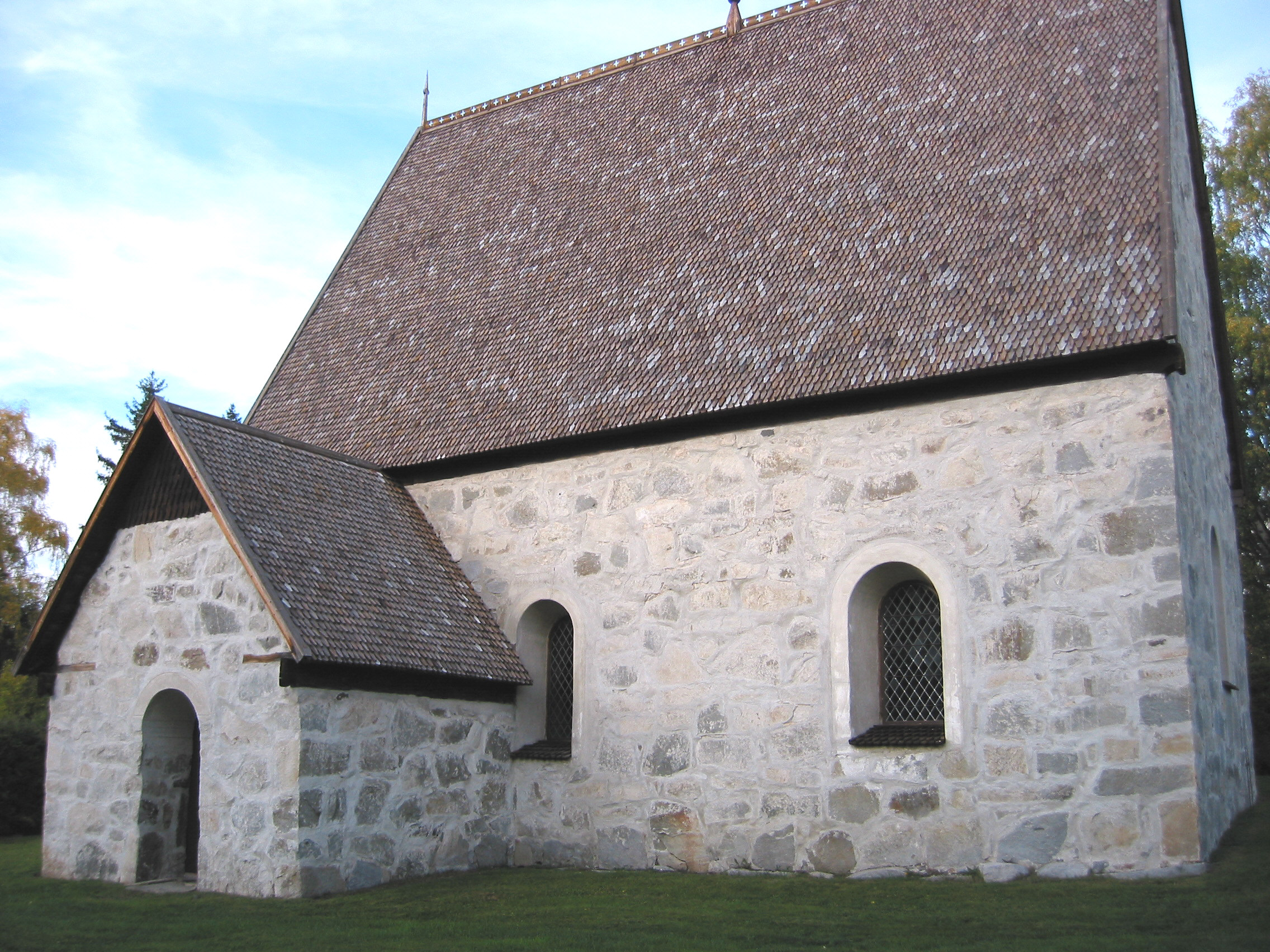 Lidens gamla kyrka, exteriör, södra fasaden. 