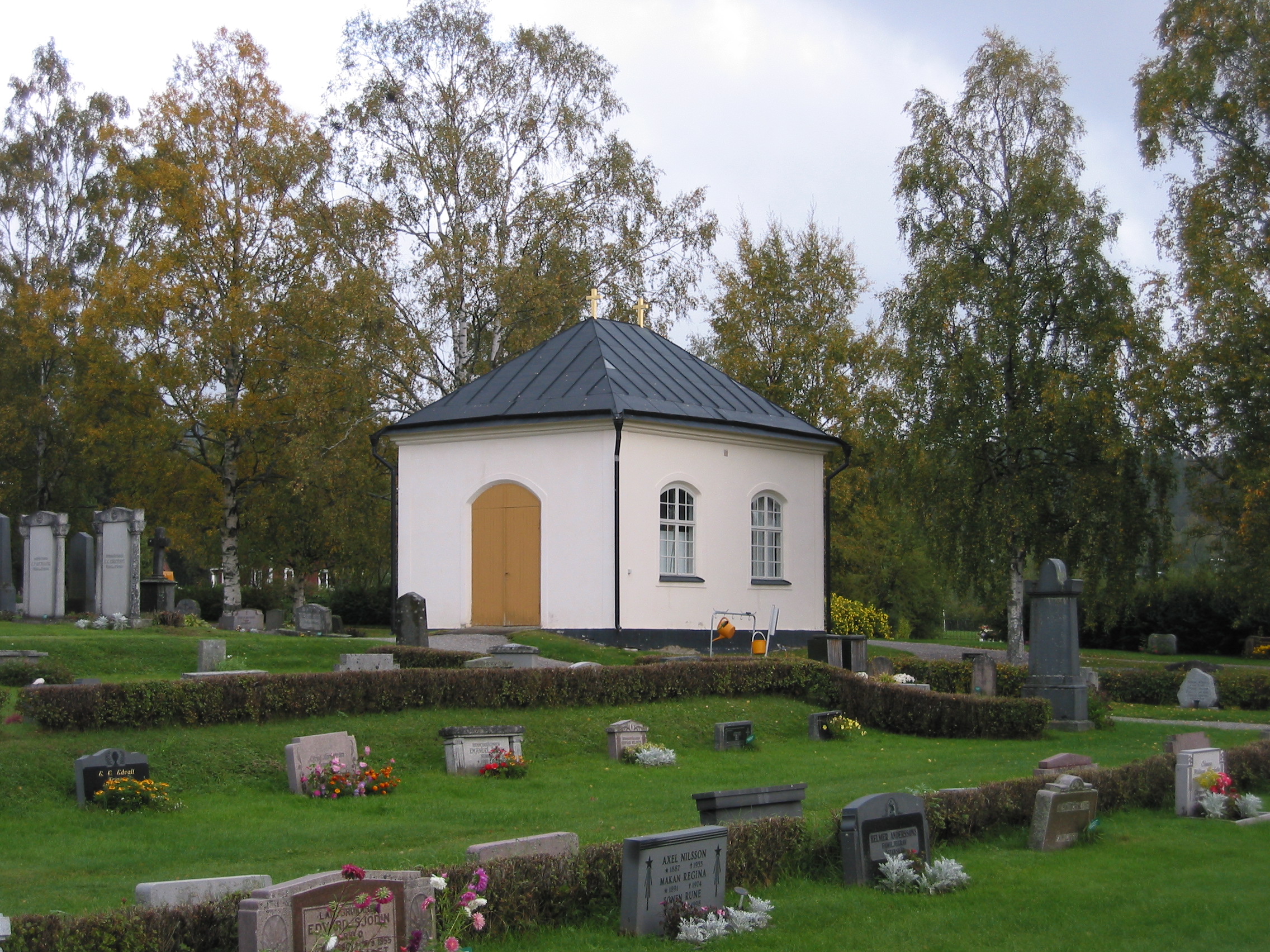 Indals kyrka med omgivande kyrkogård, gravkapellet, vy från sydväst. 