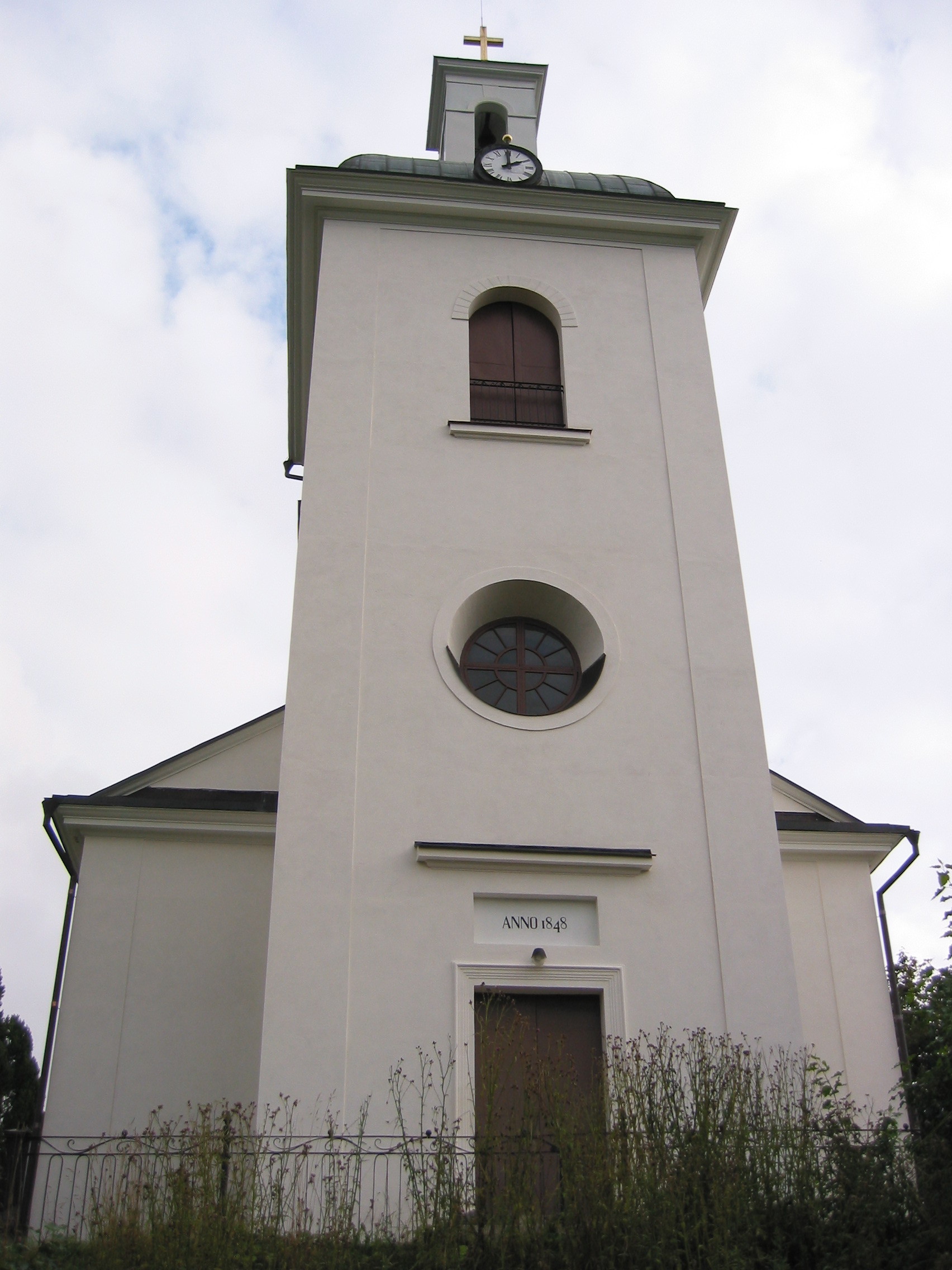 Indals kyrka, exteriör, västra fasaden. 