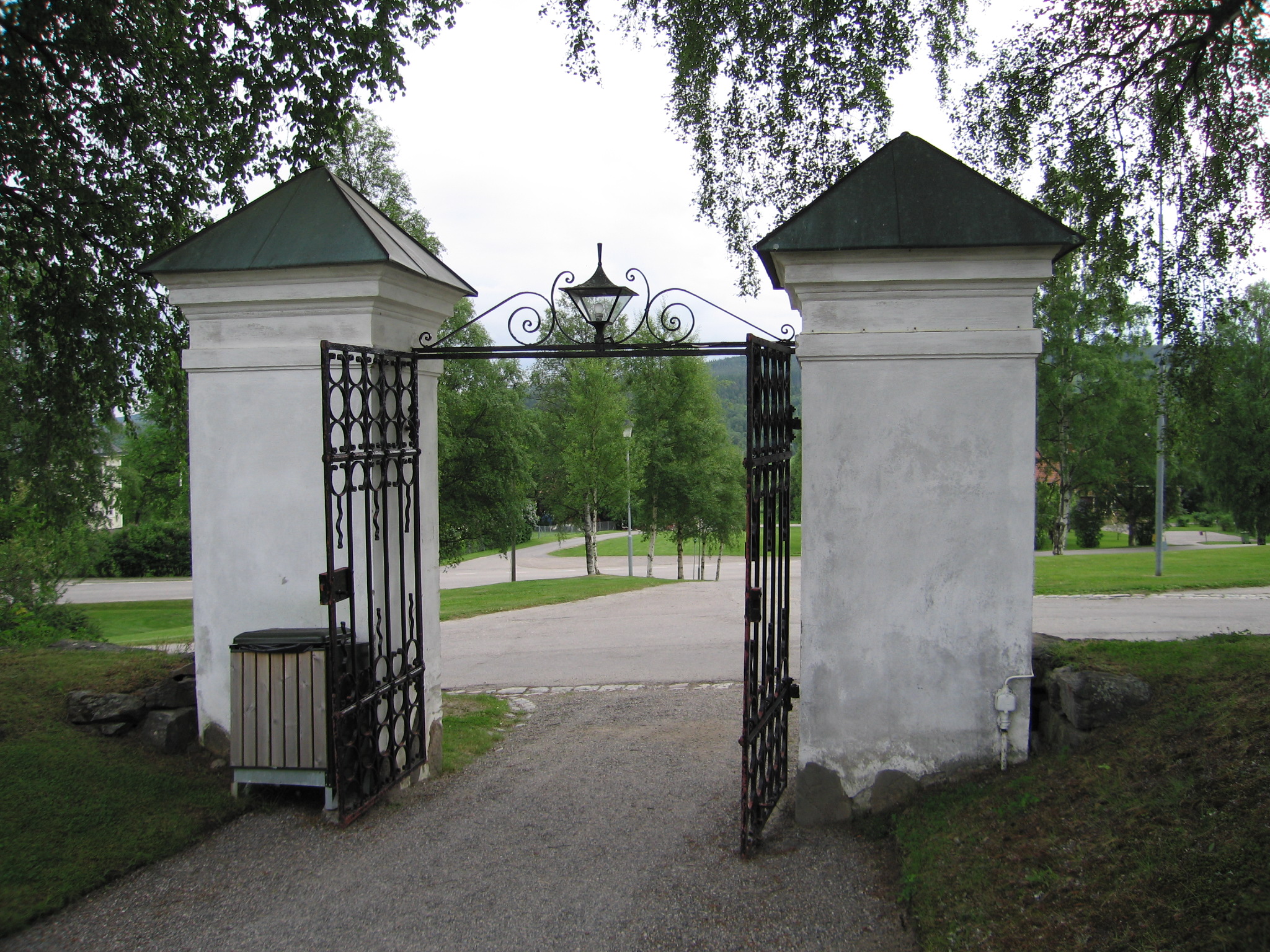 Selångers kyrka med omgivande kyrkogård, södra grinden.