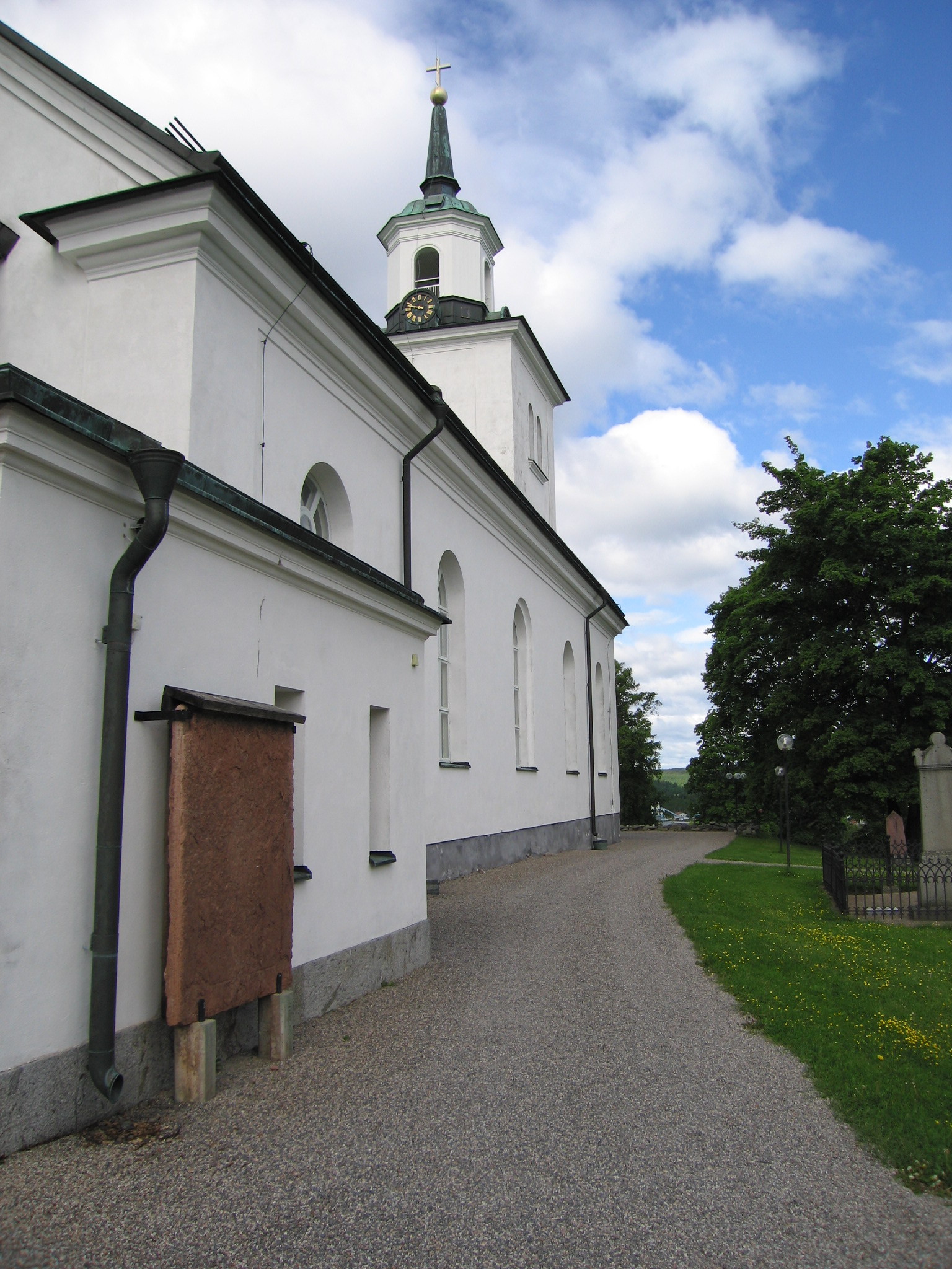 Sköns kyrka med omgivande kyrkogård, vy från nordöst. 