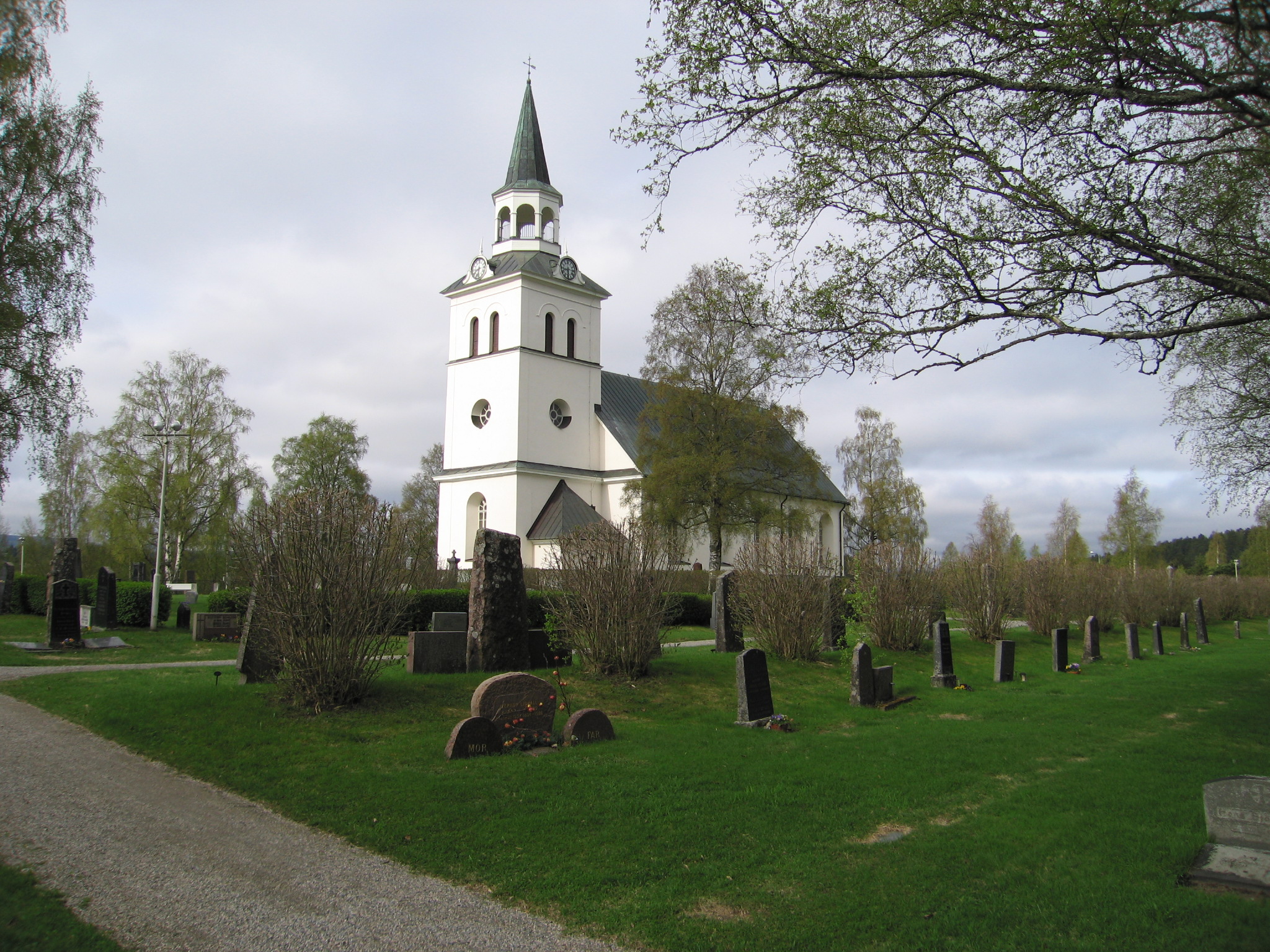 Stöde kyrka med omgivande kyrkogård. Vy från nordöst. 

