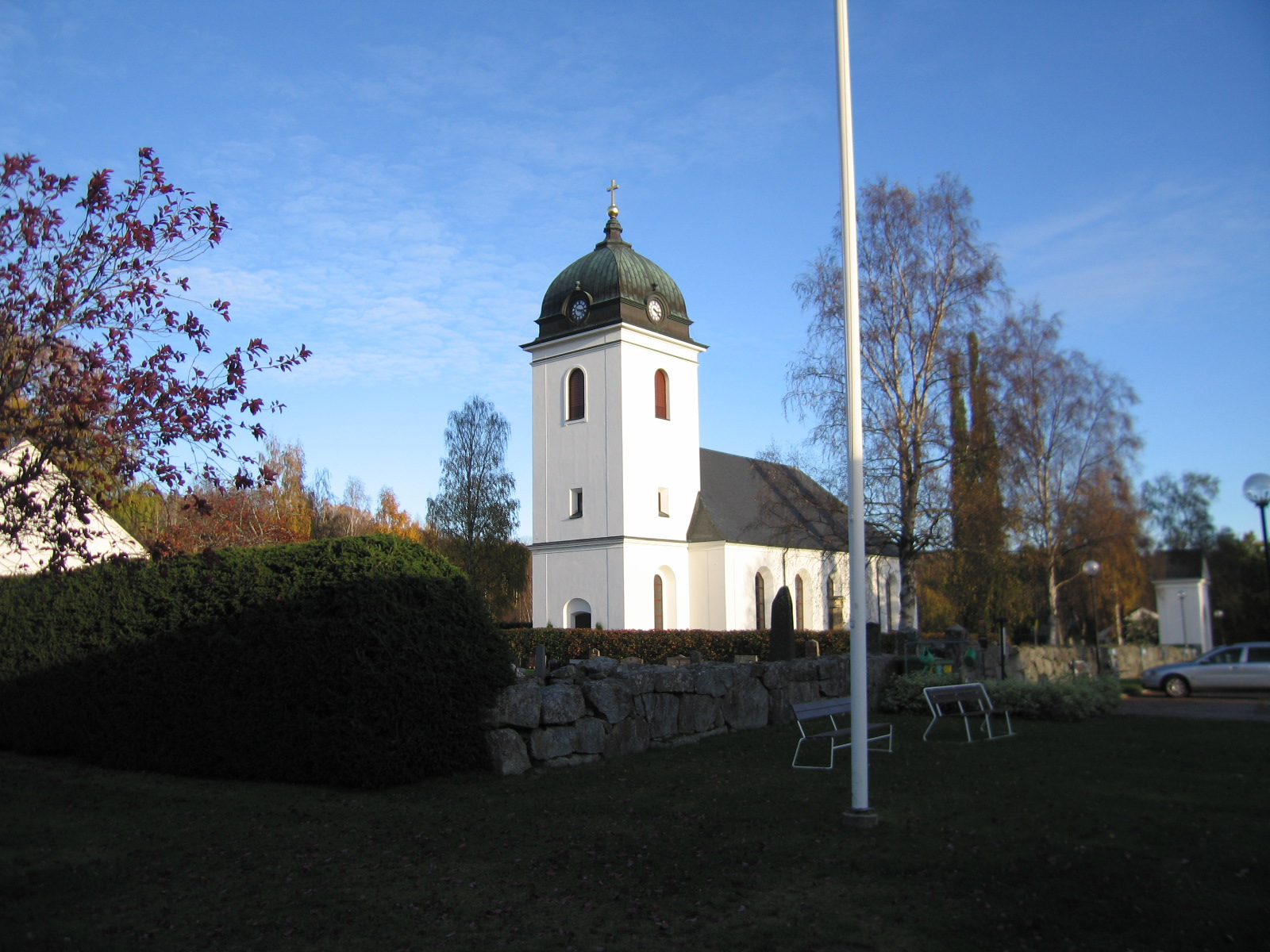 Tuna kyrka med omgivande kyrkogård, vy mot nordöst. 