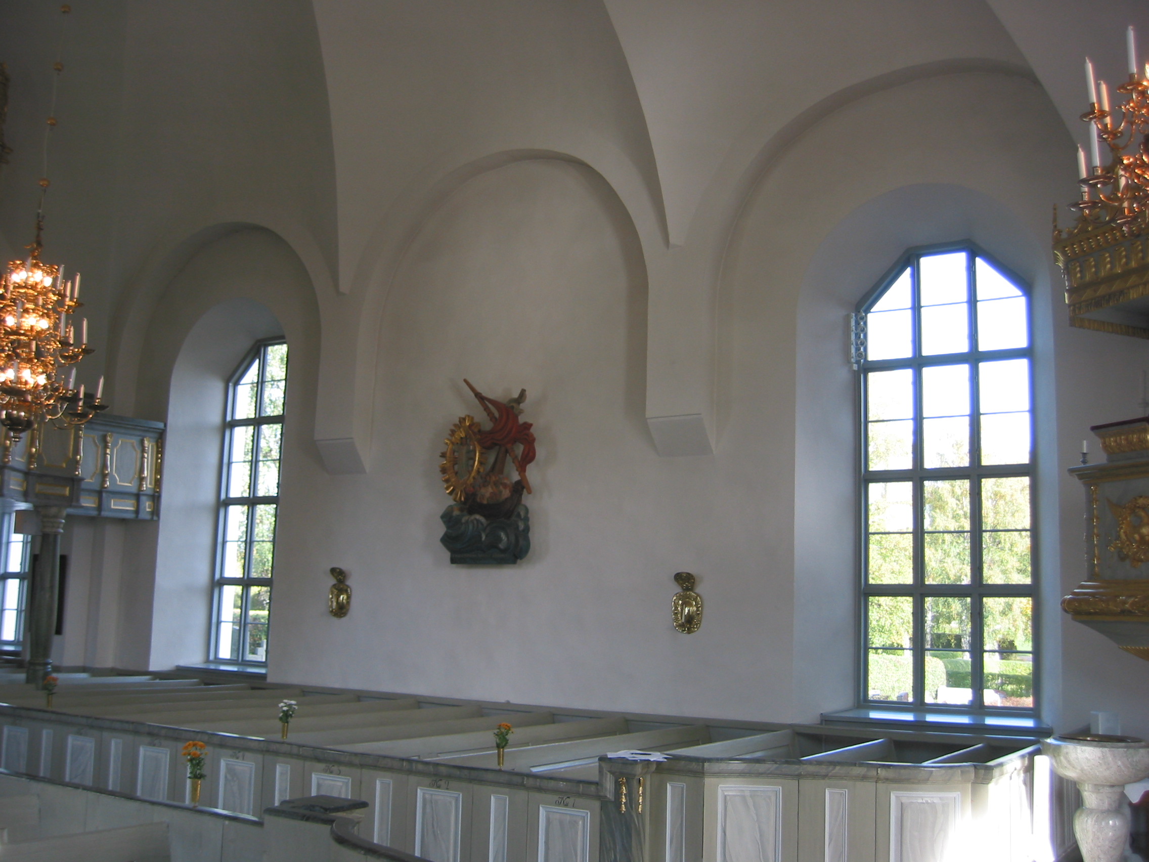Tuna kyrka, interiör, kyrkorummet, bänkrader & fönster på norra sidan. 