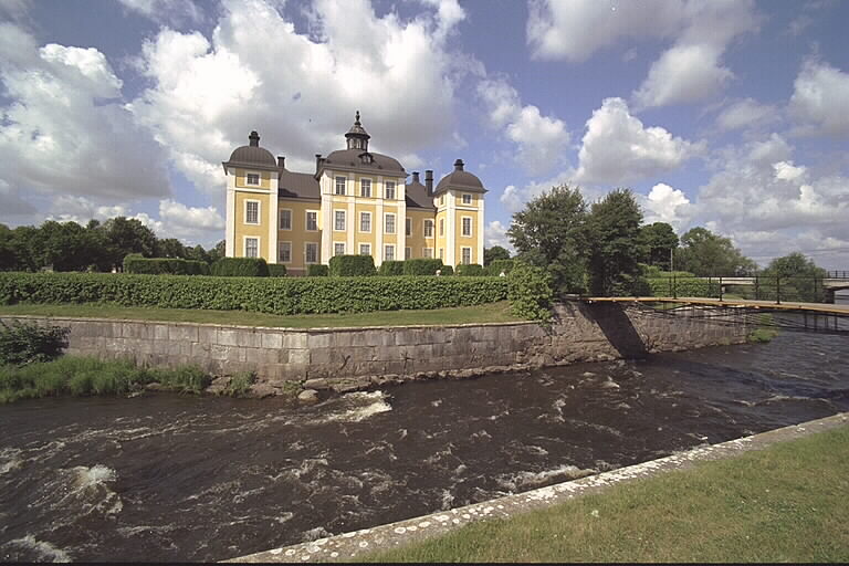 Slottet mot väster med Strömsholms kanal.