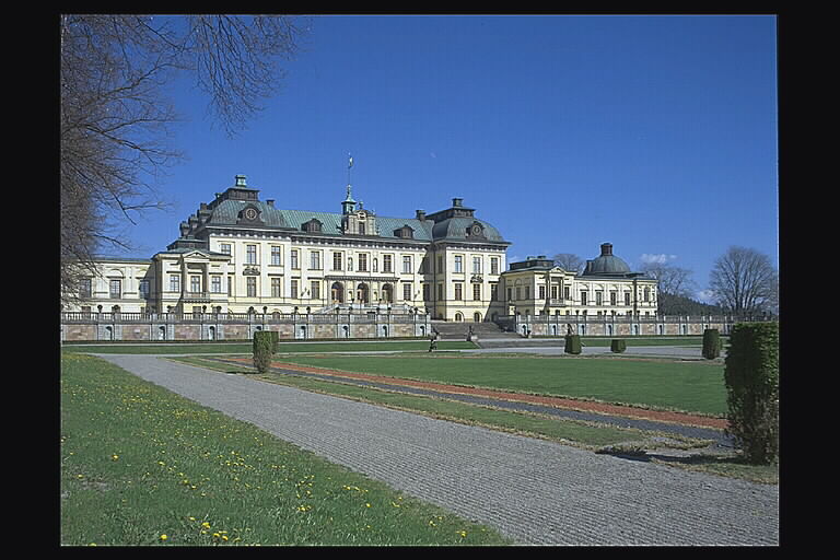 Drottningholm. Slottets baksida från parken.  
