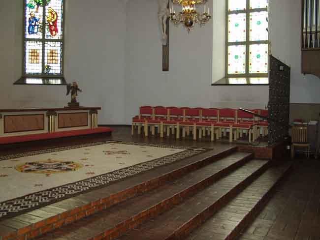Sunne kyrka, interiören, tegelgolv med trappa till koret.