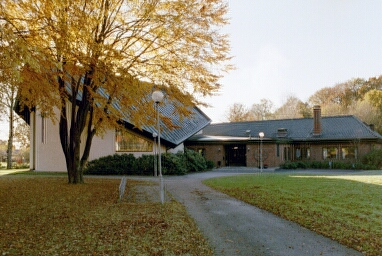 Vargöns kyrka och församlingshem sett från nordöst.