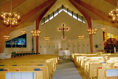 Vargöns kyrka sedd mot koret.