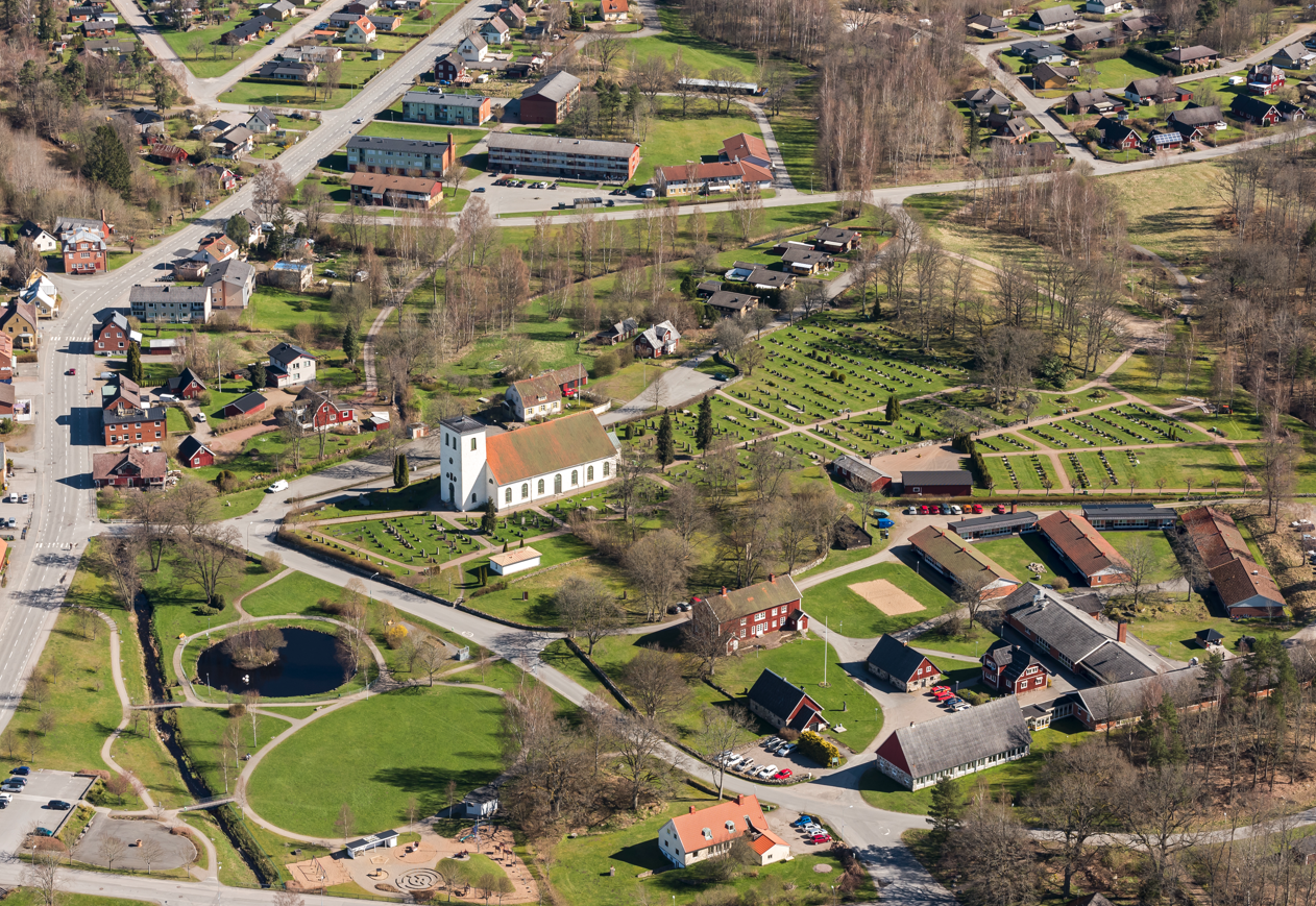Flygbild över Glimåkra kyrka och kyrkogård