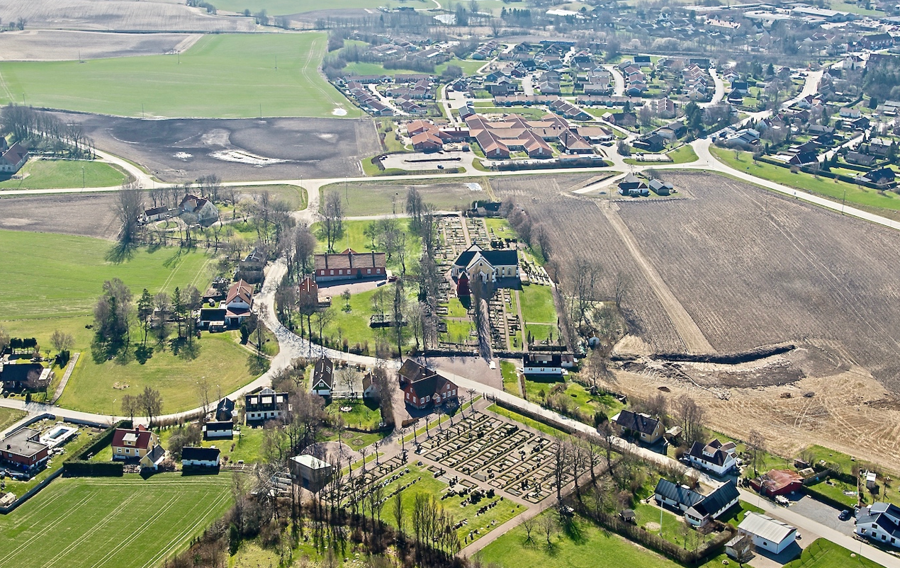 Flygbild över Villie 2014, tagen från norr. I bakgrunden syns tätorten Rydsgård.