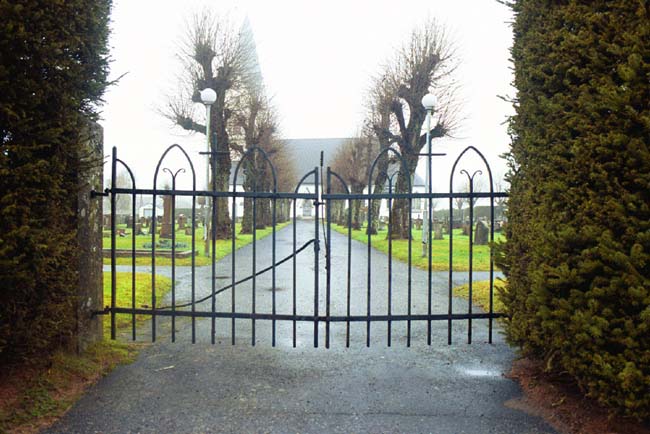 Södra ingången till begravningsplatsen vid Hyssna kyrka.