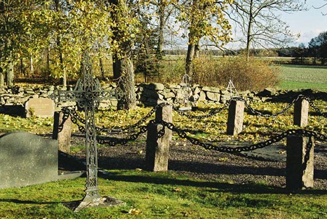 Del av kyrkogården söder om koret. Längs östra kyrkogårdsmuren finna smidda gravkors.