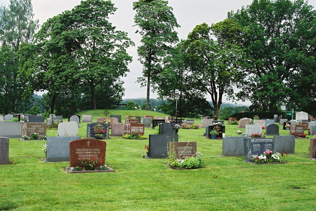 Del av kyrkogården vid järnåldersgravfältet norr om kyrkan. 