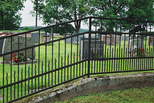 Detalj av smidesräcket längs kyrkogårdens östra sida.  