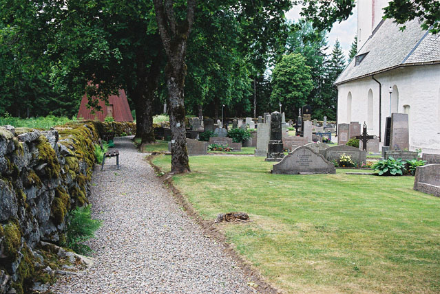 Del av kyrkogården söder om kyrkan. Foto från öster. 