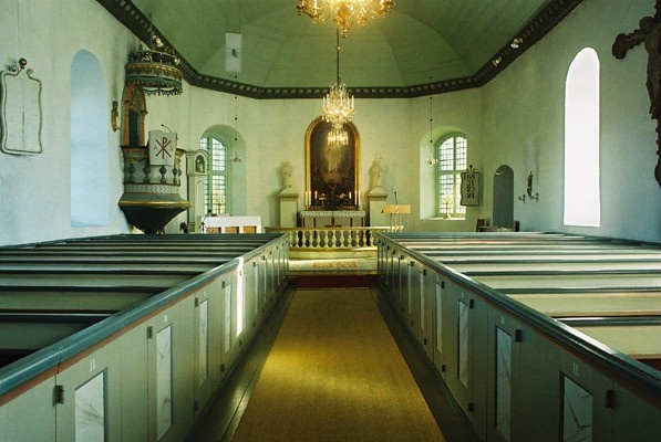 Långhuset i Marbäcks kyrka sett mot koret, från V.


