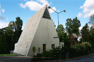 Överlida kyrka med klockstapel sedd från SÖ.