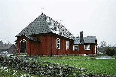 Svenasjö kyrka och den västra muren, från SV.