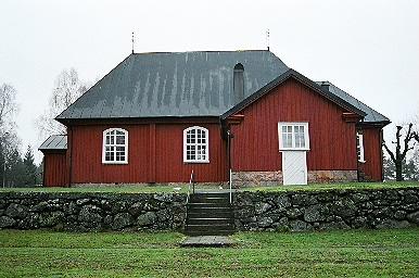 Svenajsö kyrka med terrassmur sedd från söder.